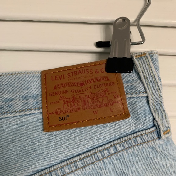 Levi’s 501 Original Mid Thigh Distressed Light Wash Shorts - Picture 4 of 8